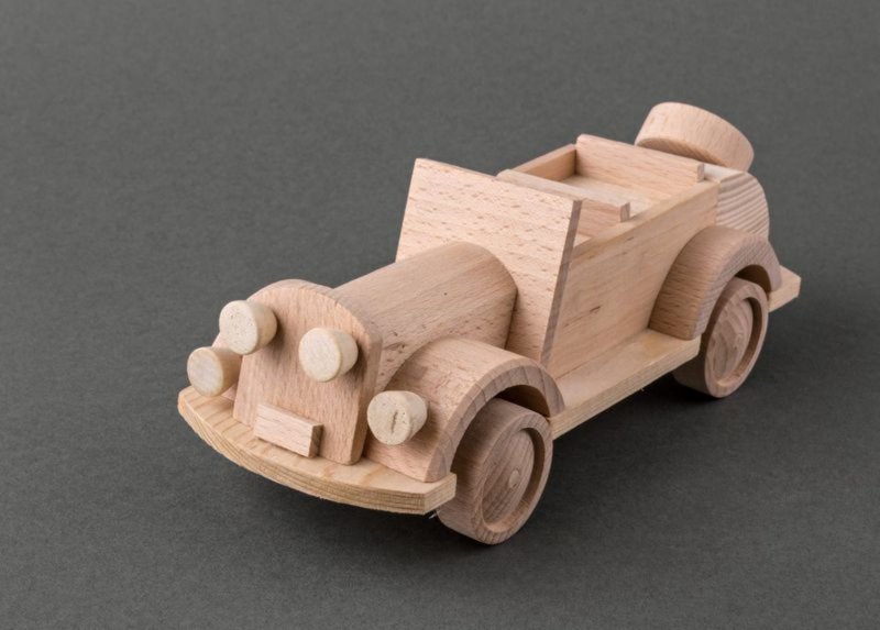 Деревянная машина с мотором