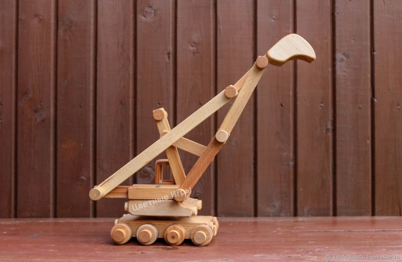 Деревянная машинка для детской площадки