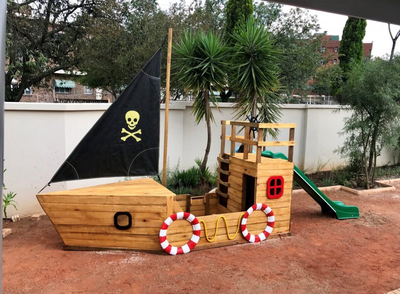 Корабль из дерева для детской площадки