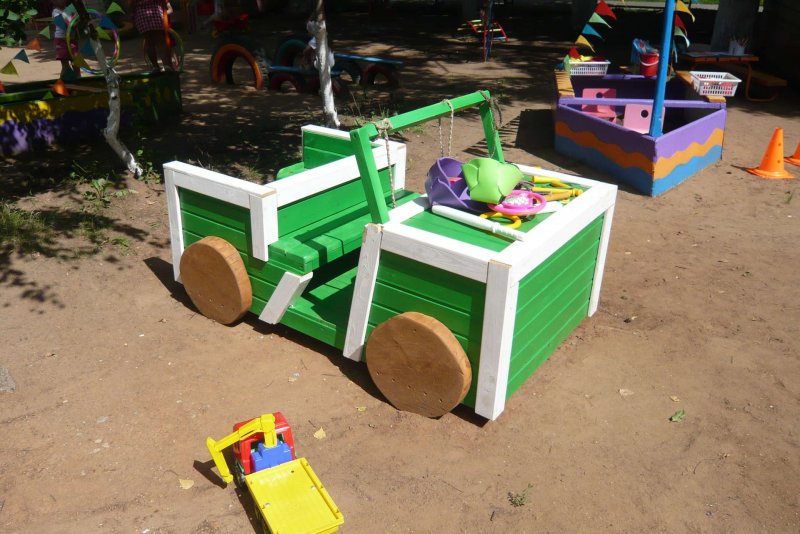 Машинка из дерева для детской площадки