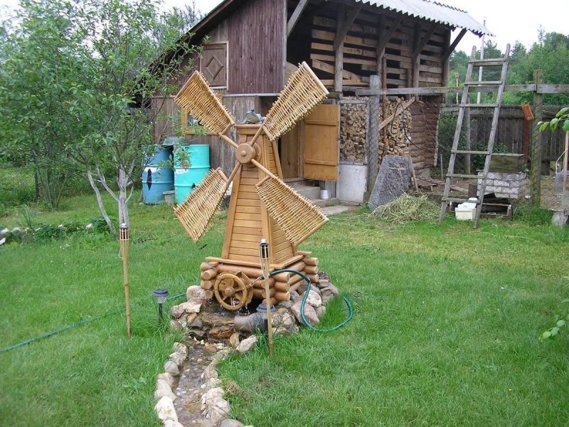 Мельница из дерева для сада