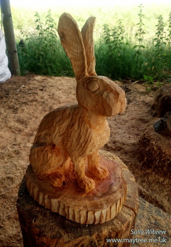 Деревянная скульптура зайца