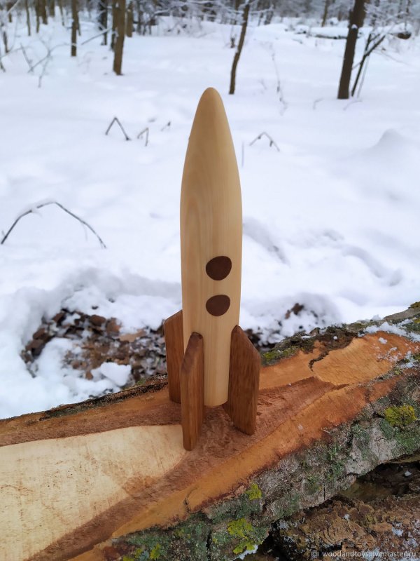 Деревянная ракета игрушка