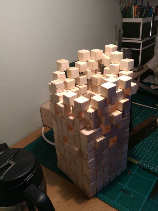 Стол из деревянных кубиков