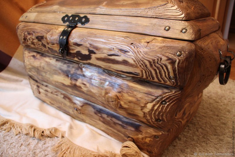 Деревянная кровать из бревен