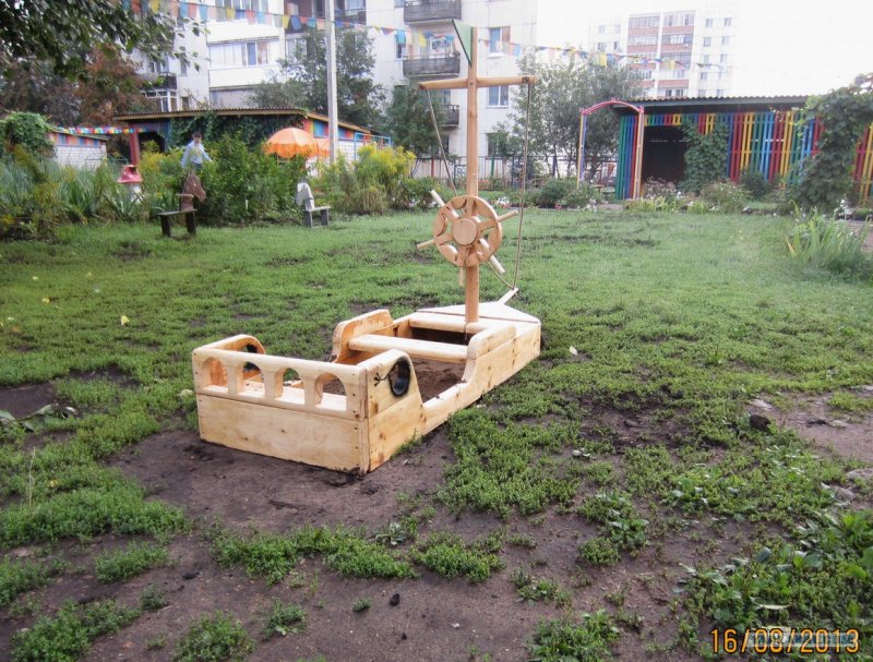 Кораблик из дерева для детской площадки