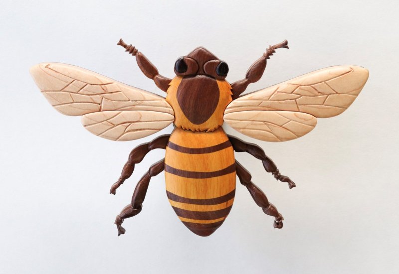 Интарсия пчела