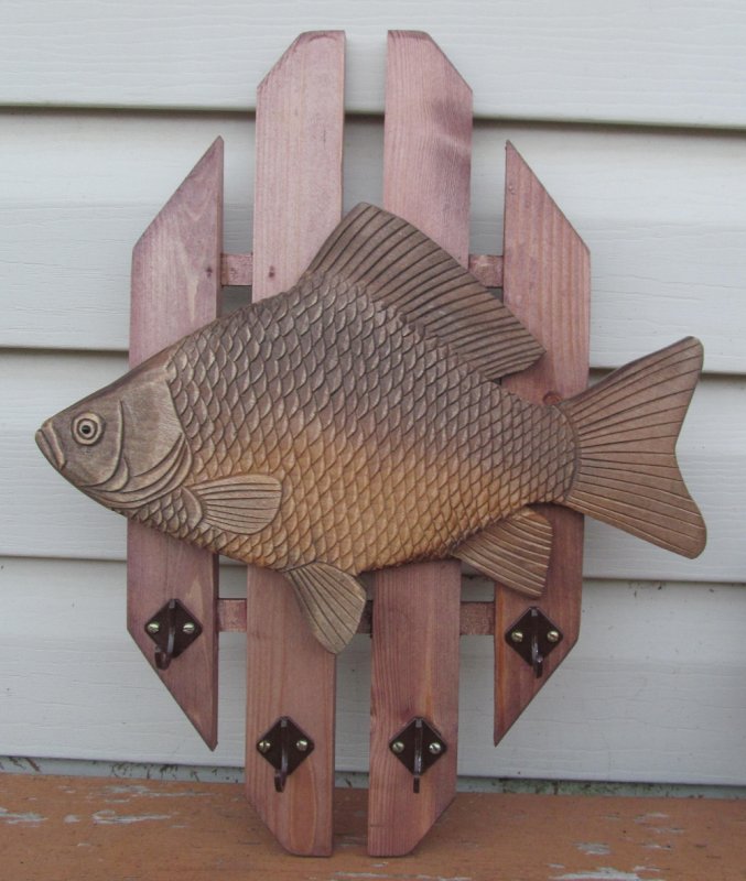 Деревянная скульптура рыбы
