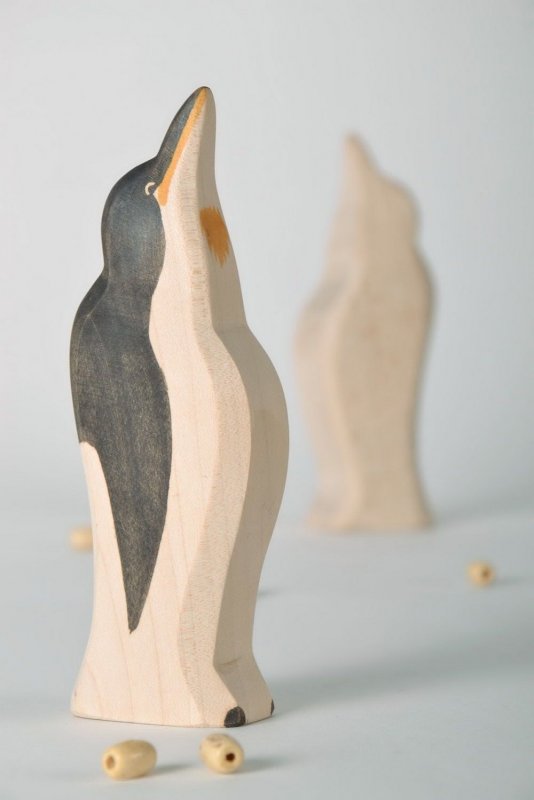 Пингвин деревянная статуэтка