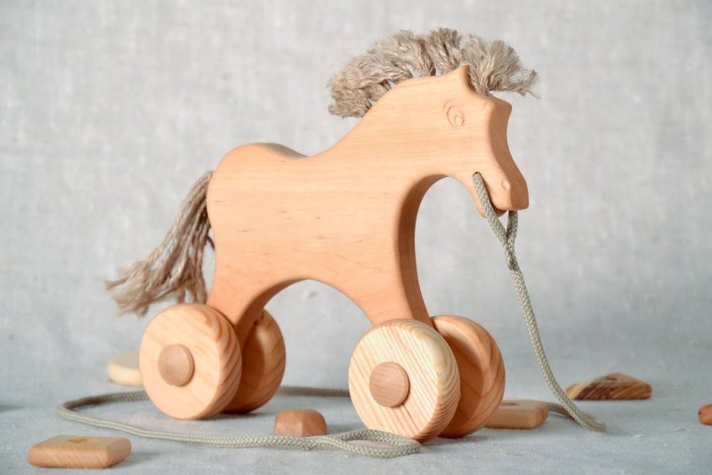 Деревянная каталка лошадка
