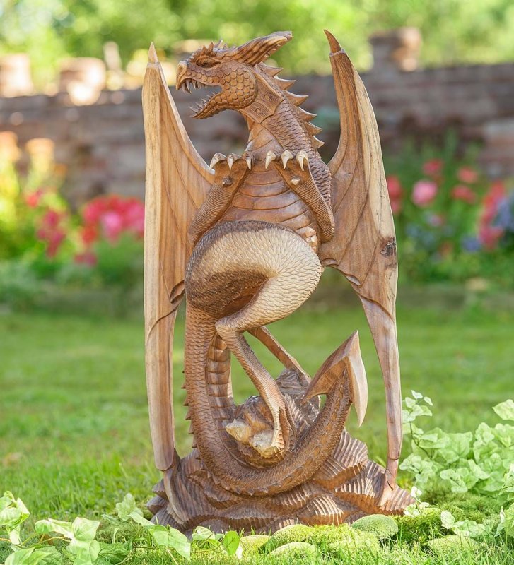 Фигура дракона из дерева