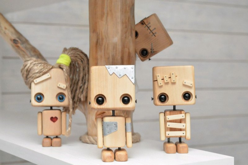 Деревянная игрушка робот