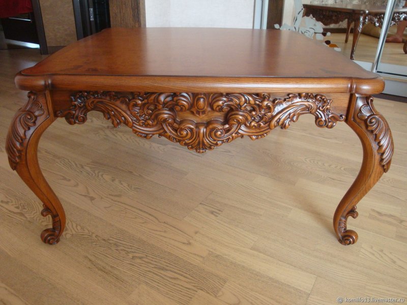Резной деревянный стол