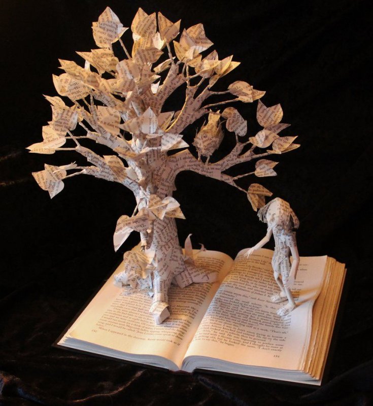 Инсталляция дерево из книг