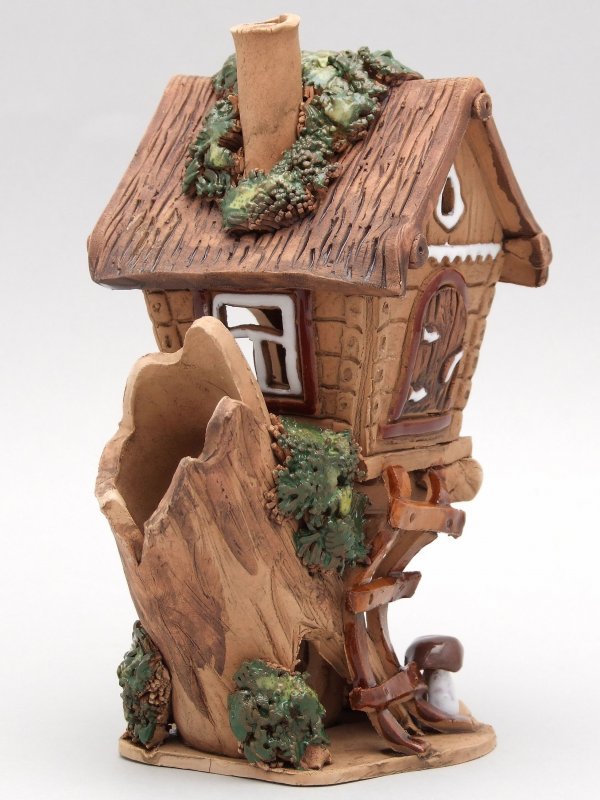 Сказочный домик из дерева