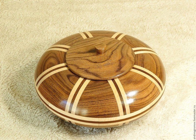 Круглая деревянная шкатулка