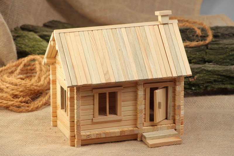 Деревянный дом игрушечный