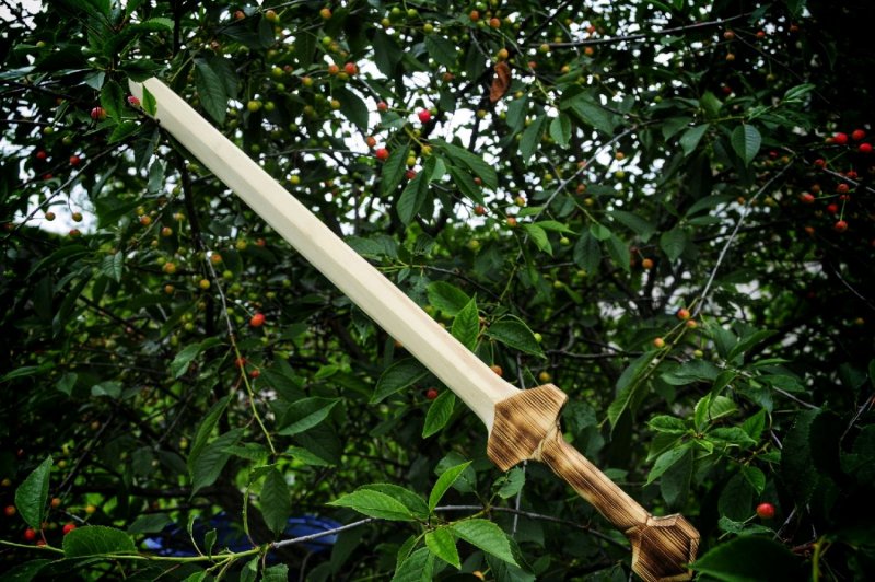 Гигантский меч из дерева