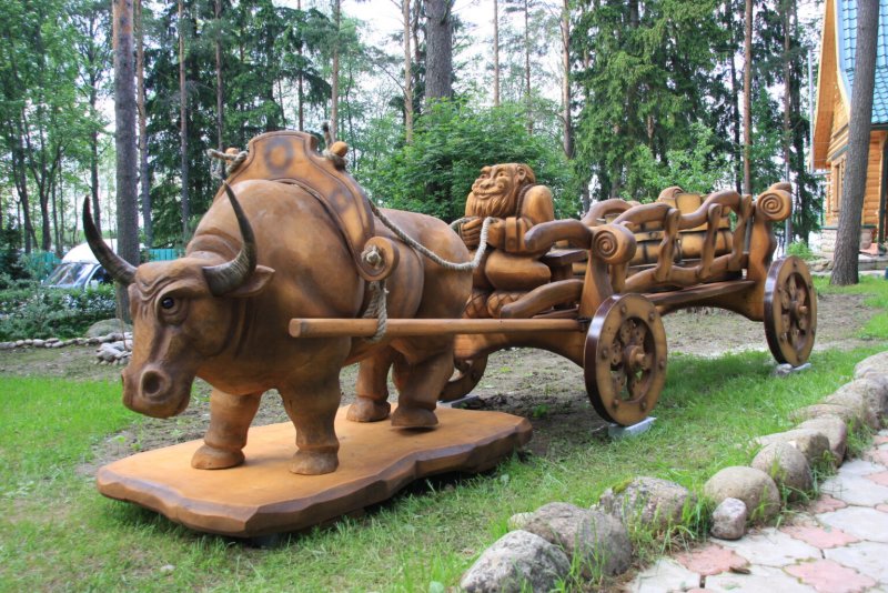 Скульптура бык с дерева с повозкой