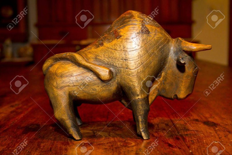 Деревянная скульптура быка