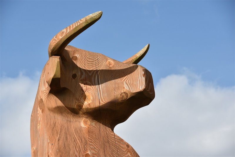 Деревянная скульптура голова быка