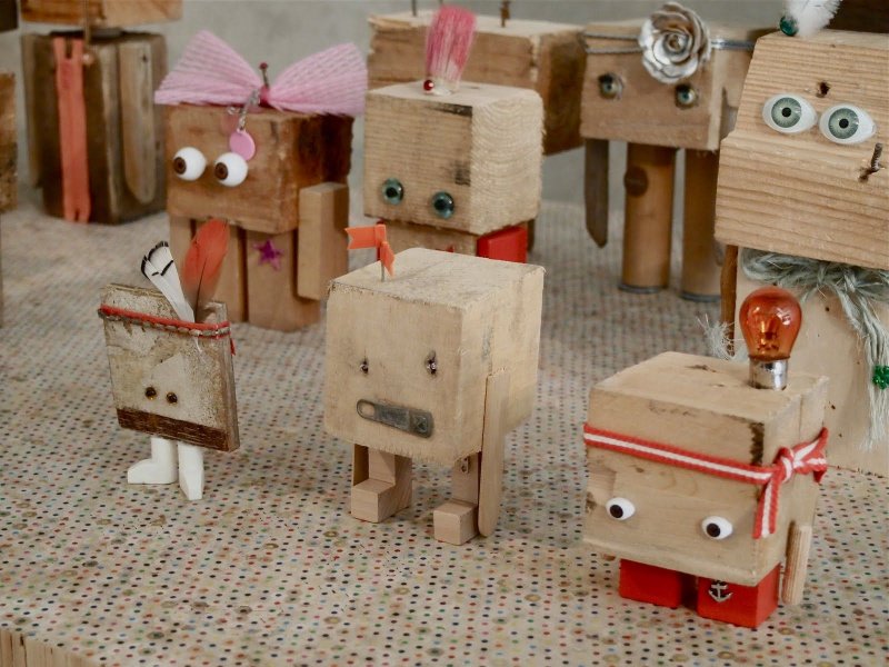 Робот из деревянных кубиков
