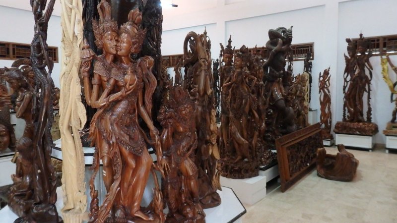 Деревянные скульптуры на Бали