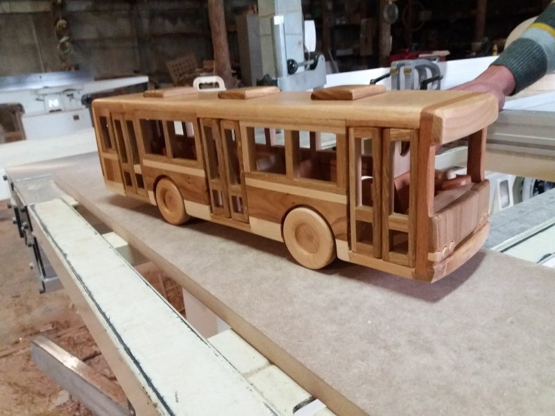 Деревянная игрушка "автобус"