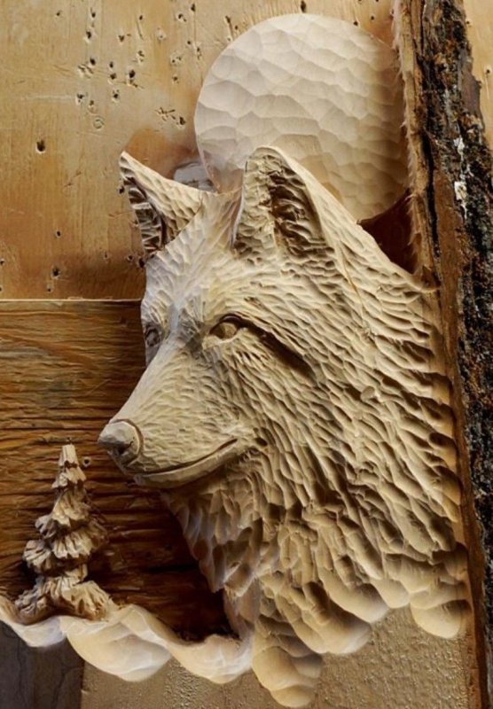 Волк вырезанный из дерева