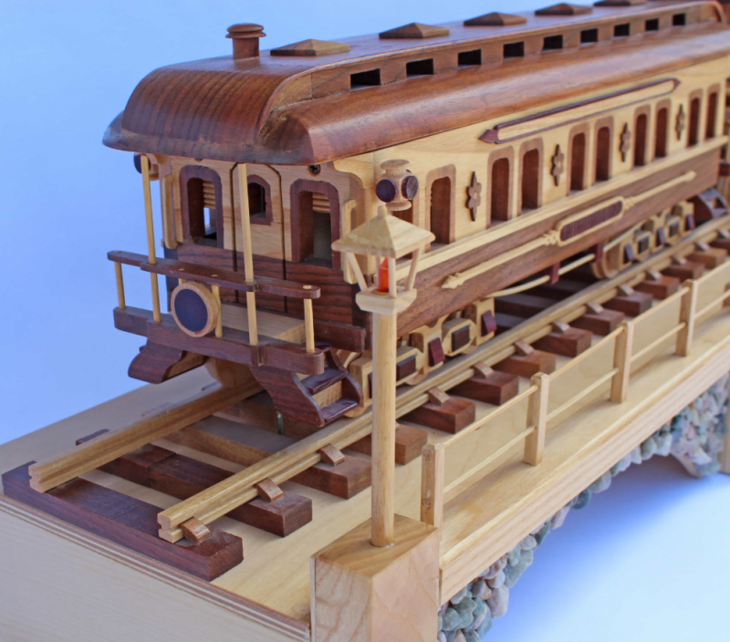 Деревянный поезд