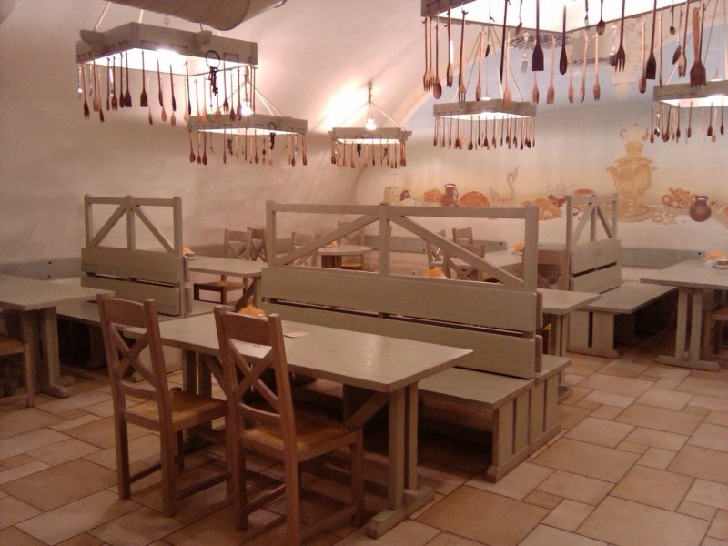 Ресторан с деревянной мебелью