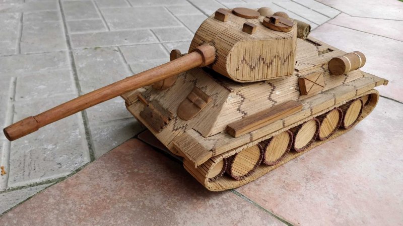 Деревянный макет танка