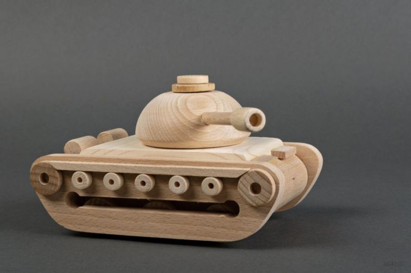 Модель танка из дерева