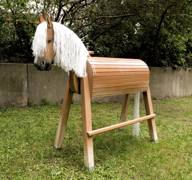 Лошадь из дерева для сада