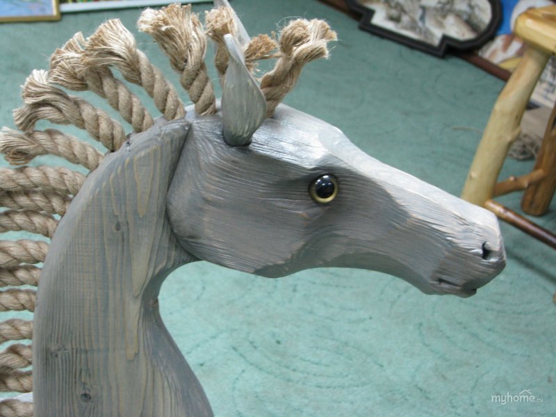 Деревянная скульптура лошади