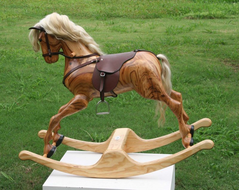 Лошадки деревянные красивые