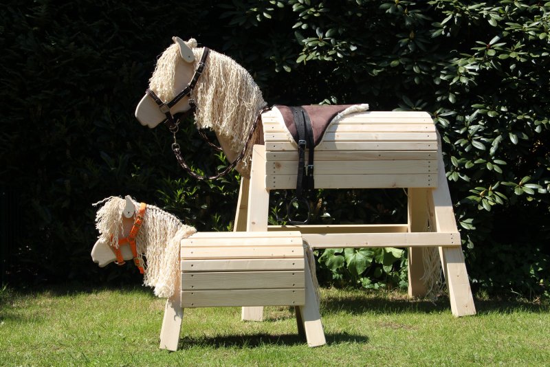 Деревянная лошадь для сада