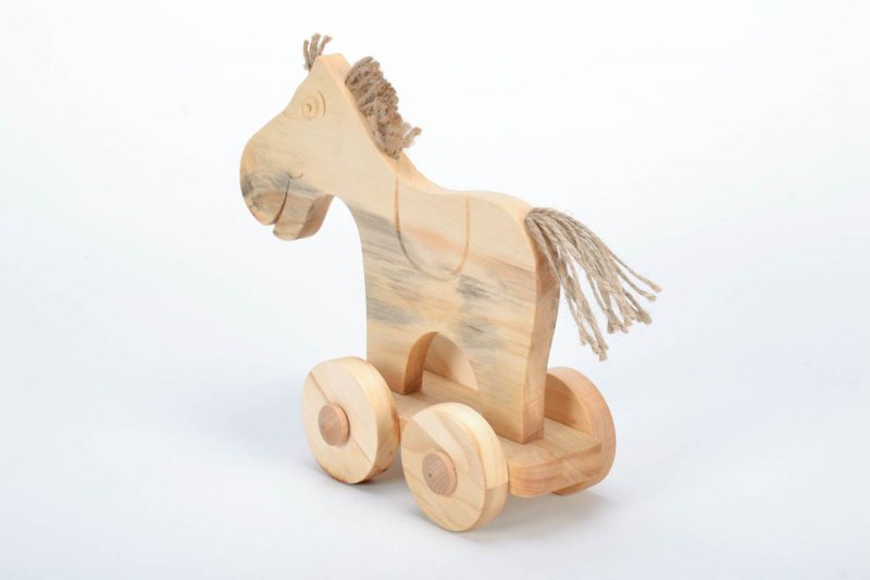 Деревянная лошадка на колесах