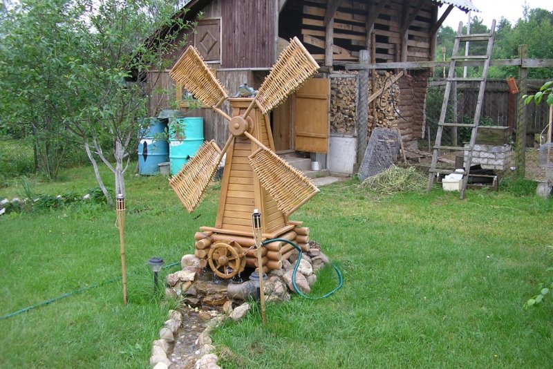 Деревянная мельница для сада