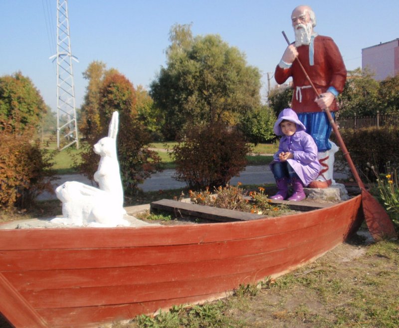 Дед Мазай и зайцы скульптура Музеон