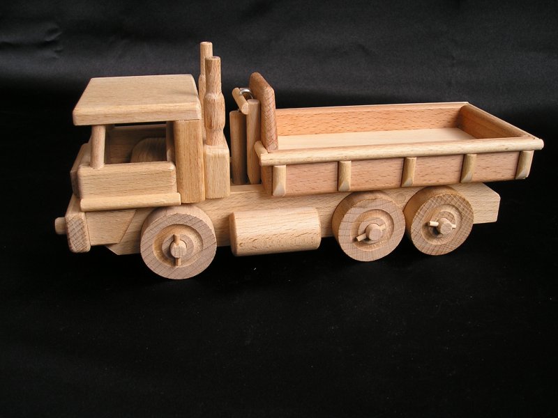Самодельный грузовик из дерева