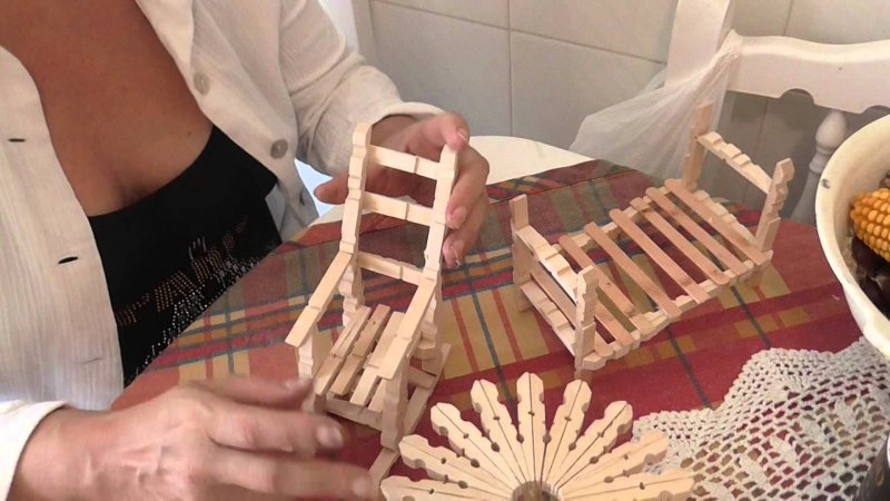Мебель для кукол из деревянных прищепок