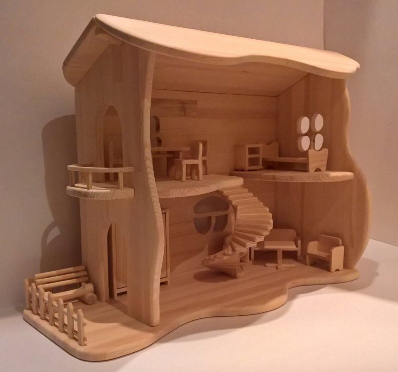 Игрушечный домик из дерева