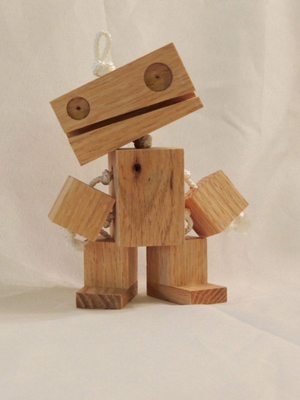 Робот из дерева