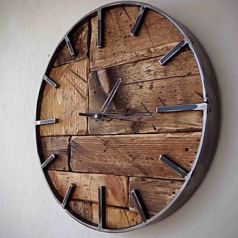 Необычные настенные часы из дерева
