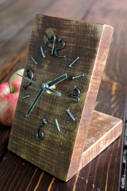 Часы из дерева и металла