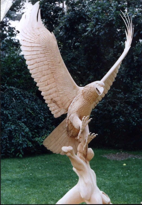 Скульптурная резьба по дереву Орел