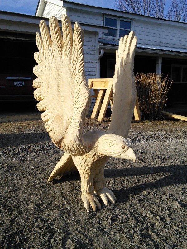 Деревянная скульптура орла