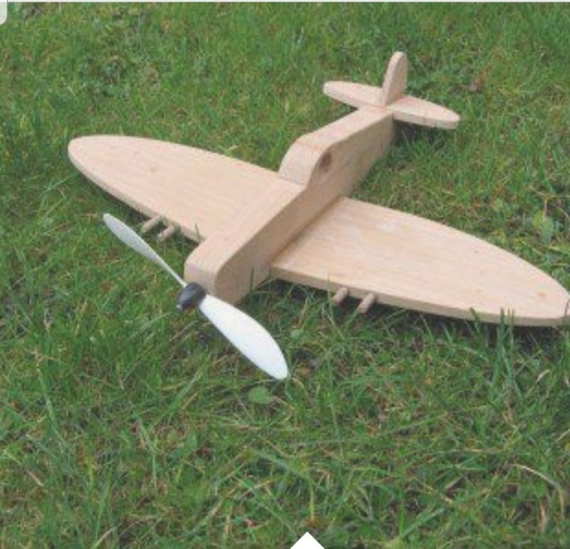 Военный самолет из дерева
