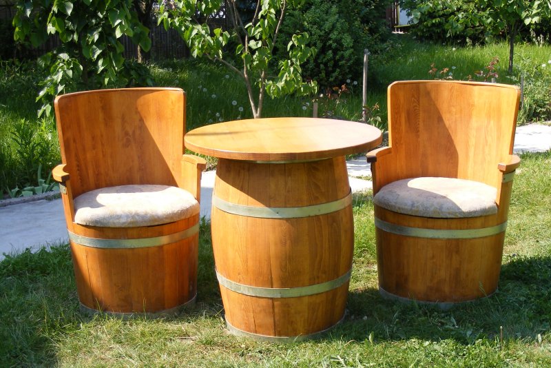 Столы из деревянных бочек